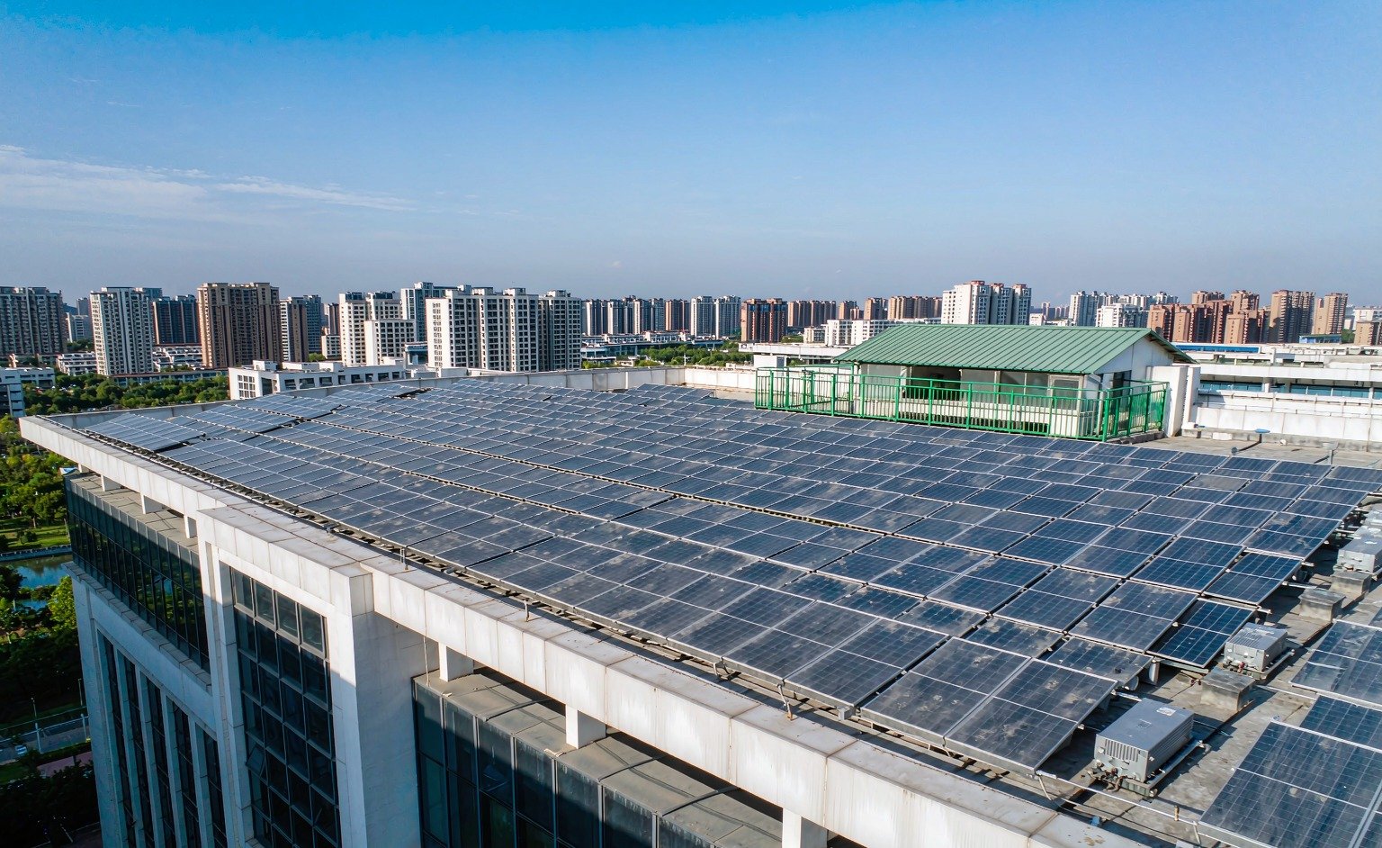 巴基斯坦商业建筑屋顶光伏阵列，配合壁挂储能系统实现 load-shedding 期间自发自用