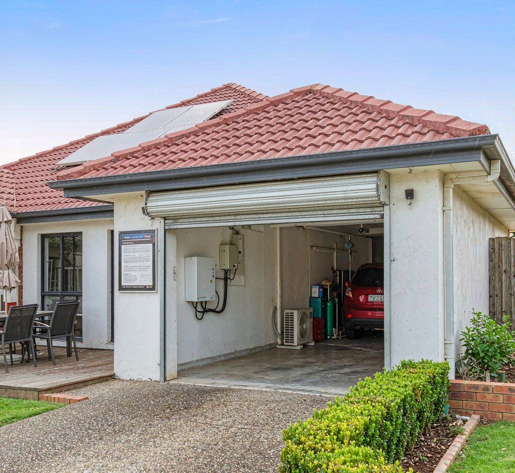  Real scene installation of rooftop photovoltaic arrays and indoor wall mounted energy storage batteries in independent residential buildings in South Africa 