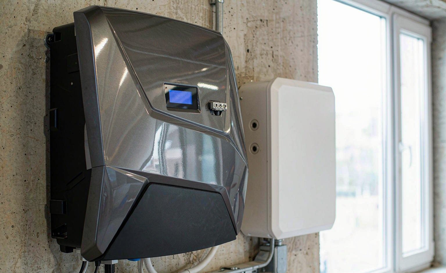 Pemasangan nyata inverter kontroler all-in-one 10kW dengan baterai dinding