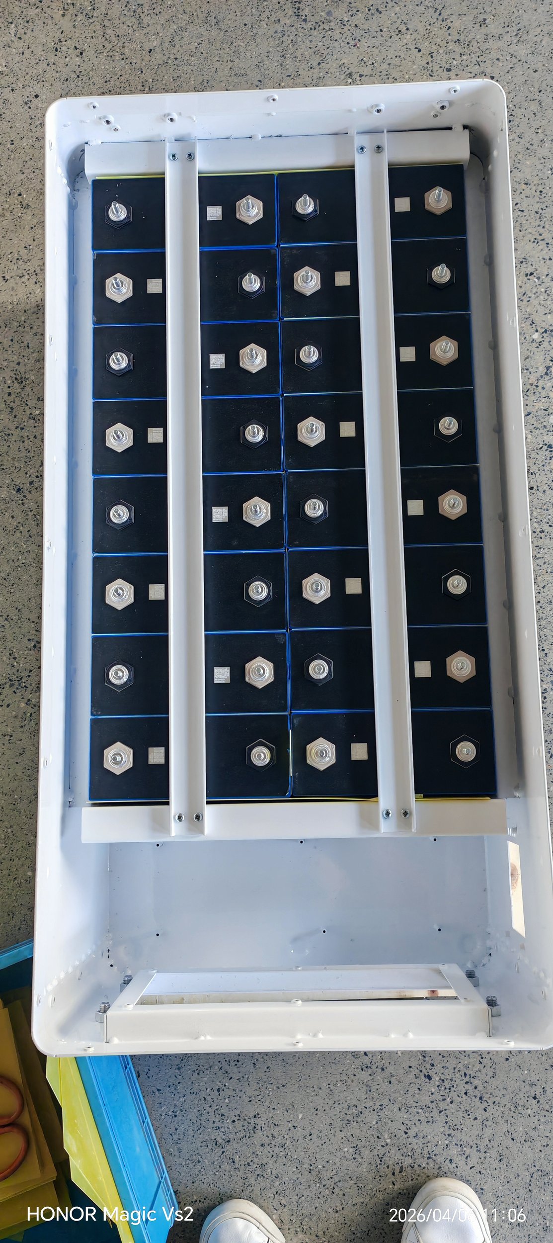 壁挂式51.2V磷酸铁锂储能电池的接线与BMS接口布局